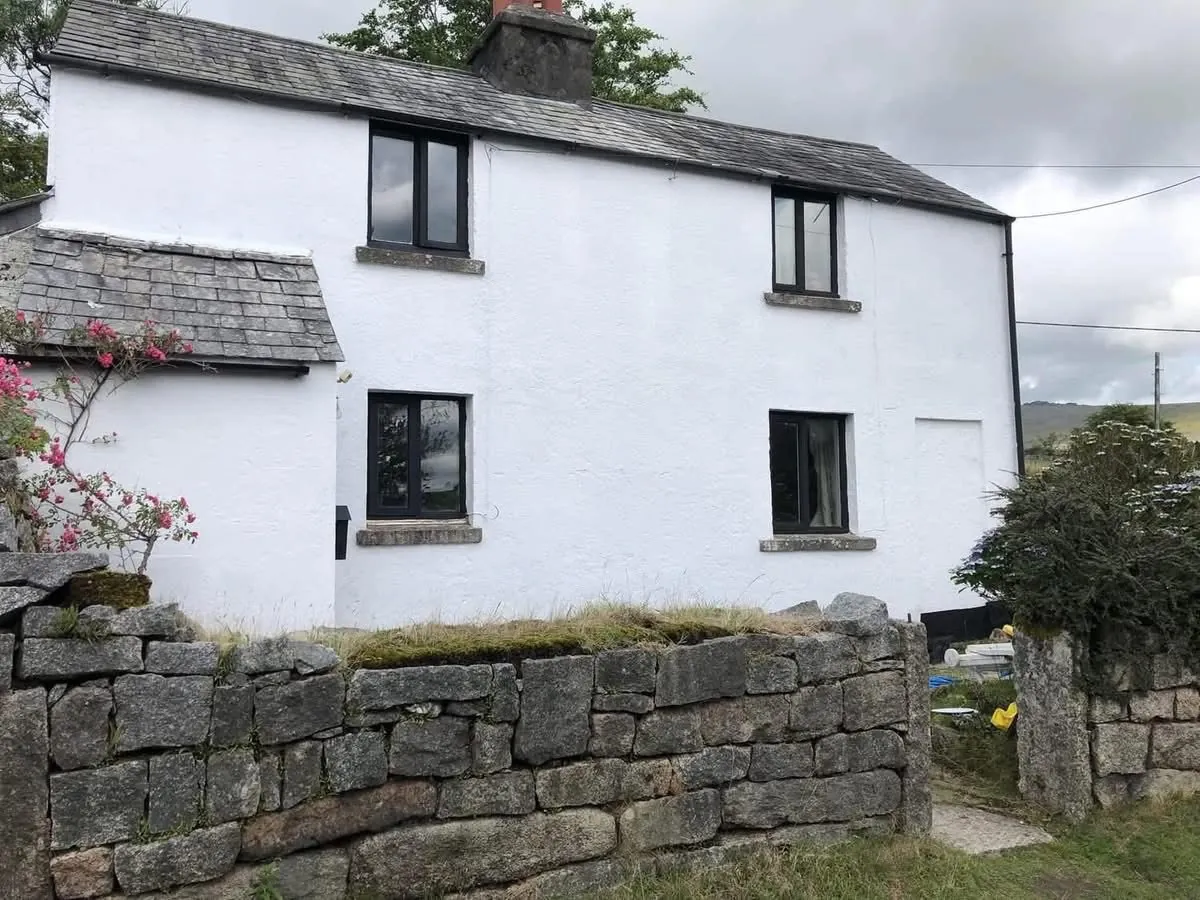 Render repair and exterior repaint of a cottage in Carn Brea